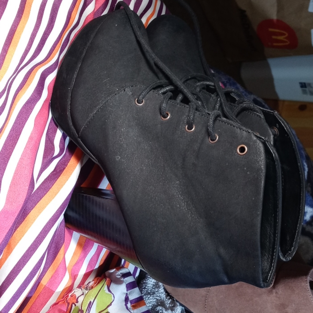 Heels - Picture 2 of 2